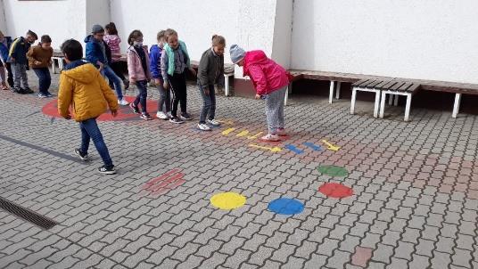 b Tanárszemmel Játékkal is fejlődünk! A Kultúriskola udvarán az iskolai játékok állapotának romlása már nem engedte meg, hogy ezeken a gyerekek balesetmentesen játszanak.