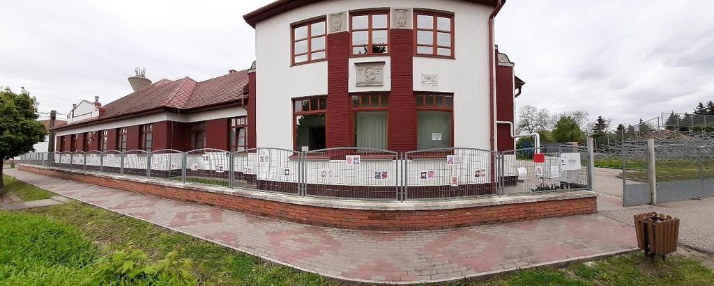 A gyerekek osztályfőnökeik, tanítóik segítő közreműködésével verseket tanultak és ajándékokat készítettek.