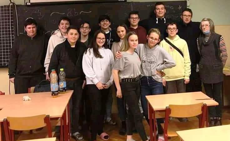 Ballagó osztályaink A 8. b osztály 2013. szeptember 2. Olyan óriás volt az iskola, a nagy kapu, melyen először félve léptünk be!