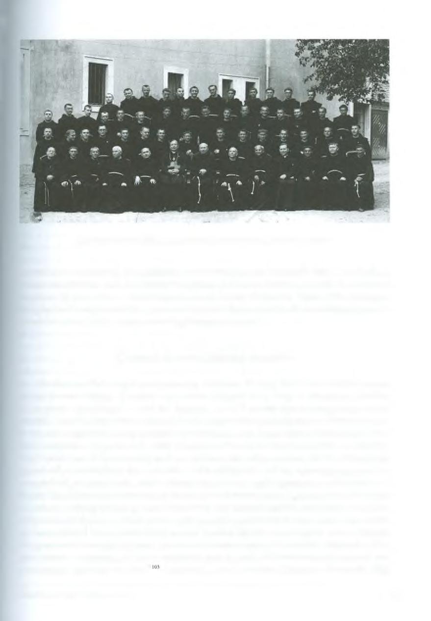 Klerikusok és nevelőik a szombathelyi kolostorban az 1940-es években a különböző nemzetiségű növendékeket és más-más házakba helyezték őket a tanulmányi, illetve növendékévek alatt, ez 1878-ig volt