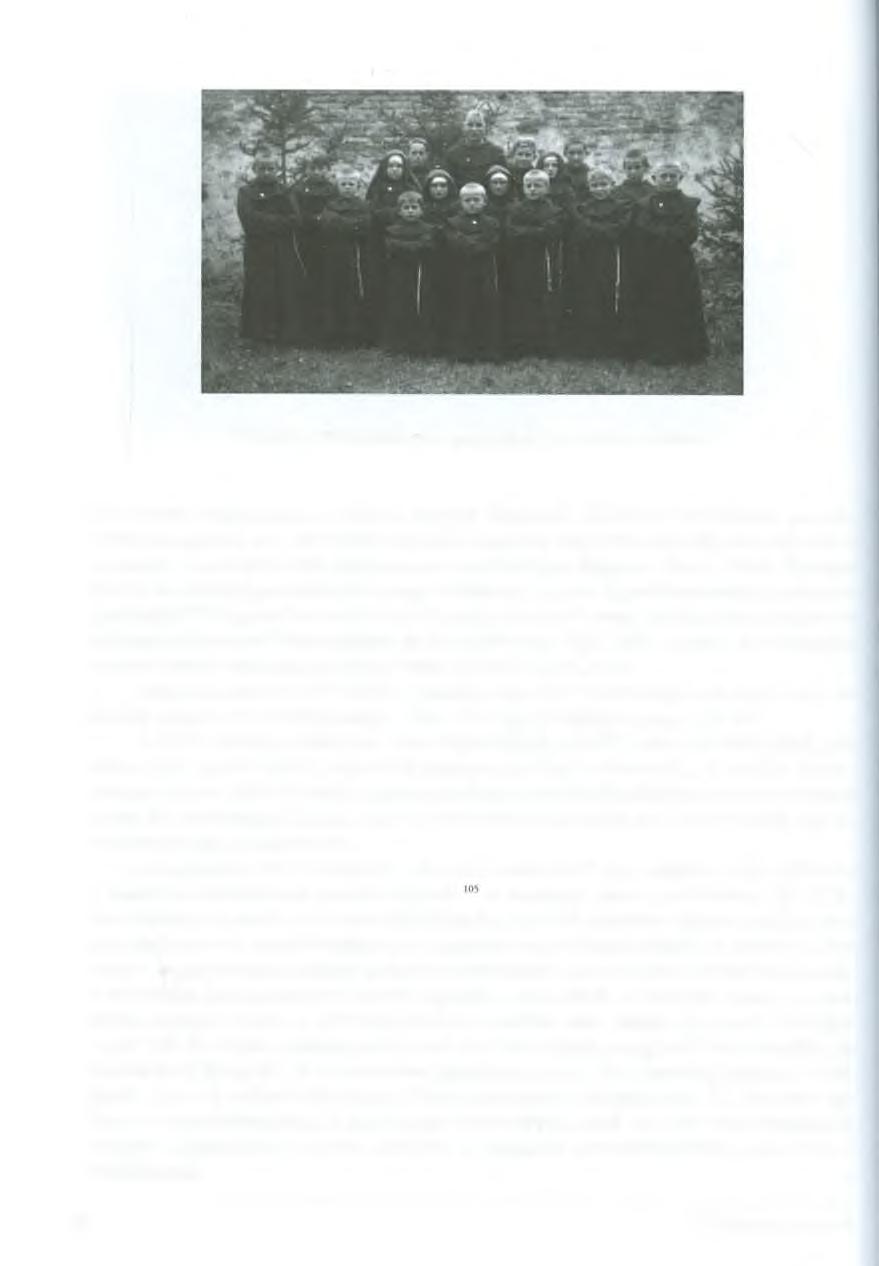 P. Kollányi Fülöp zalaegerszegi gyerekekkel az 1940-es években kocsmáznak, zajonganak az utcákon, kapukat zörgetnek, ablakokon bekiabálnak, zavarják a város nyugalmát) azt a gondolatot sugallták