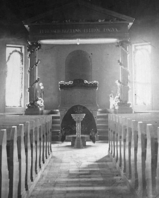 Templombelső a felszenteléskor 1928-ban Az egyházközség gyűjteményéből oldal-telkek kisajátítása és a templom művészi kivitelű oldalát eltakaró épületek lebontása után fog csak teljesen érvényesülni,