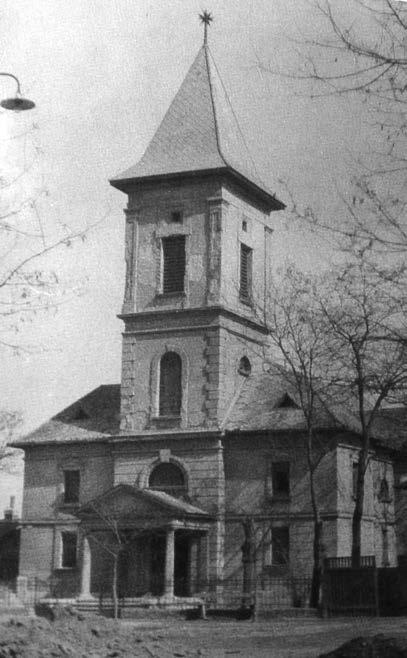 Templomunk 1946-ban a csonka toronnyal Az egyházközség gyűjteményéből része teljesen széthullott és betörte a templom tetőzetét, számos ablak is betörve. A Szűcs István u.12/a sz.