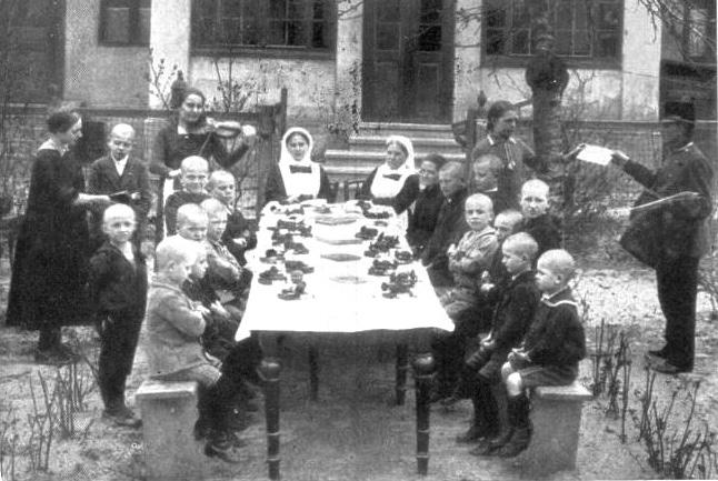 1913-ra szükségessé vált egy különálló anyaház, valamint egy árvaház és egy iskola létrehozása.