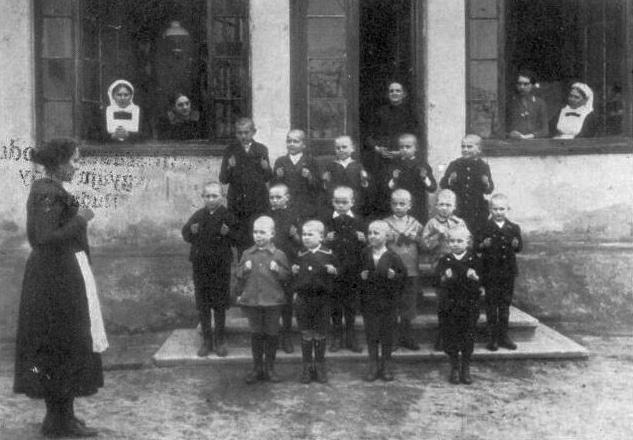 A második világháborúban a Filadelfia valamennyi intézményében bújtattak üldözötteket. 1950-ben az addigra alapítványi formában működő Filadelfiát a református egyház feloszlatta.