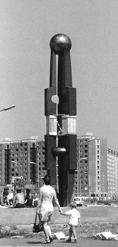 ÚJPALOTAI KÖZTÉRI SZOBROK TÖRTÉNETE írta: Kelemen Árpád Első köztéri szoborként, az újpalotai városrész központjában, a Fő téren 1974.