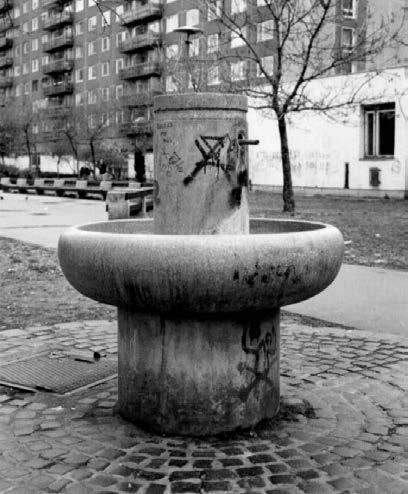 Közülük kettőt a Száraznád utcai pártház közelében a Pattogós parkban helyeztek el. Som János Díszkútjáról két képet közlünk.