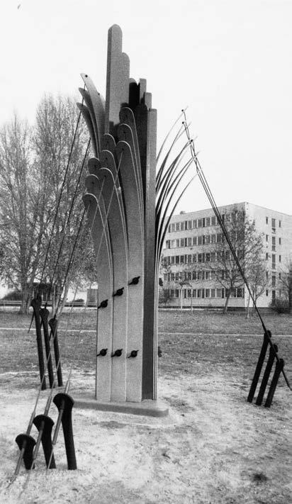 A Fővárosi Tanács harmadik ajándék alkotását: Budahelyi Tibor Zengés című szobrát 1988 novemberében az akkoriban még munkásszállóként működő