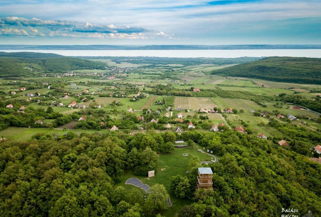 ÉLMÉNYEK, TÚRÁK Holczer Balázs Hallottatok már a háromtornyú faluról? Mencshely három templommal (evangélikus, református, katolikus) is büszkélkedhet, ezért is nevezik "háromtornyú falunak".
