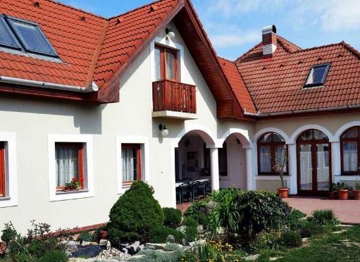 BALATON-FELVIDÉK szezonális ajánló Zeg-zugos völgyek, szelíd dombok, meredek hegyoldalak, az apró falvak rejtett kincsei. Ízek, illatok, színek. Ez mind csak Rád vár!