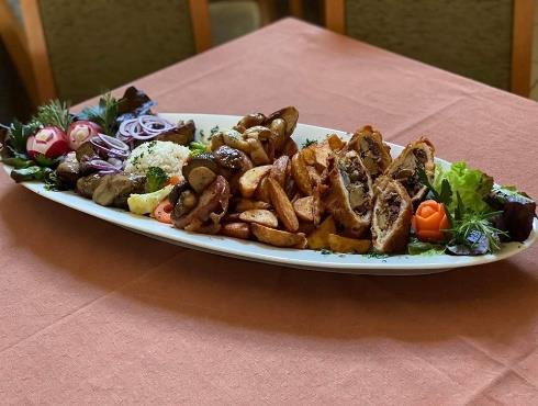 szolgáltatásokat. 8330 Sümeg, Tóth Tivadar utca 19. +36 87 550 166 Fax: +36 87 550 167 sales@hotelkapitany.