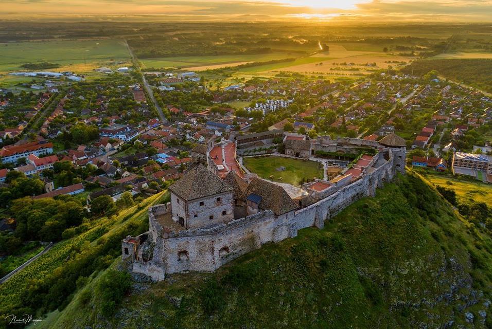 ÉLMÉNYEK, TÚRÁK Ha fontosnak tartod a kultúrát, történelmet... A Balaton-felvidéken van egy hely, ahol életre kel a történelem. A Sümegi Vár már messziről magasodik és vonza a tekinteteket.