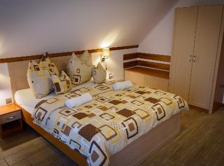 +36 30 9939 061 akalaci@gmail.com Örvényes Modern stílusú vendégház Örvényesen ahol az első emeleten négy standard szoba fürdőszobával, minibárral, terasszal vehető ki külön-külön vagy akár egyben is.