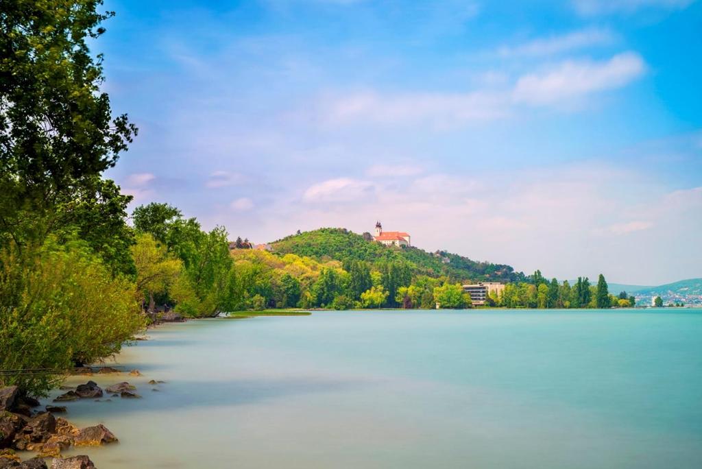 ÉLMÉNYEK, TÚRÁK Biztos sokan ismerik már a Balatonba nyúló félszigeten fekvő Tihanyt. Már messziről látható az Apátság kéttornyú temploma.