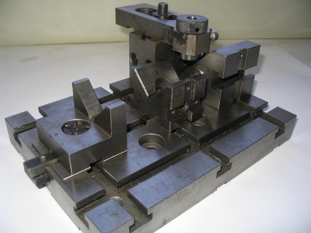 1.5.3. ábra. EÖK készülékrendszer45 Az elemekből összeállítható készülékek (EÖK) a LEGO játékokhoz hasonló módon elemekből széles variációs lehetőséggel összeépíthető, nagypontosságú készülékek.