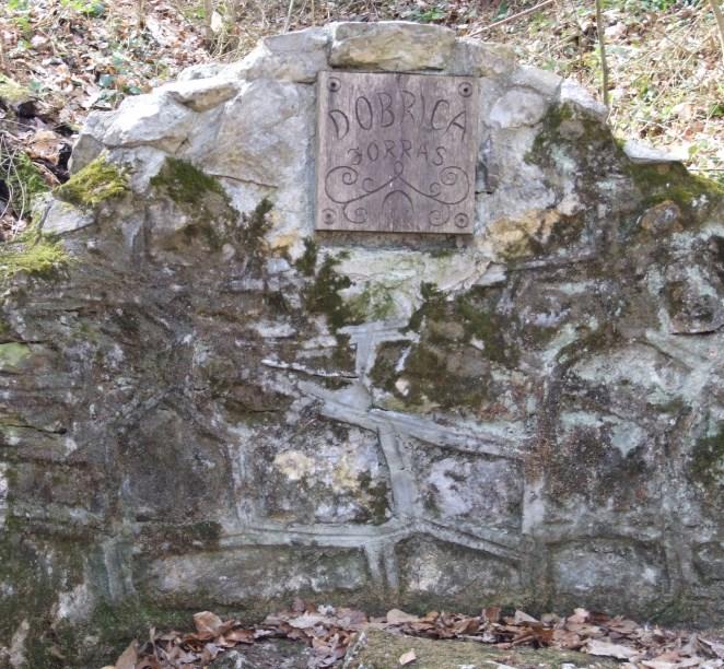Dobrica-forrás Vízhozama közepes. A vízkémiai vizsgálatok alapján vízminősége megfelelő. A forrás közelében lévő berendezések épek, a közelmúltban fel lettek újítva.