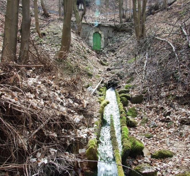 Garadna-forrás Bő vizű forrás. Vize a kémiai vizsgálatok alapján jó minőségű. A kiépített forrásházból való kilépés után vize mesterséges betonmederben halad tovább.