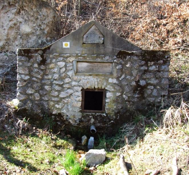 Hősök-kútja A vízkifolyás gyenge. A kiépített kifolyón a víz gyengén folyik, és a kútház alól szivárog. Emiatt a vízhozam pontos mérése nem lehetséges. Vize a kémiai vizsgálatok alapján jó minőségű.