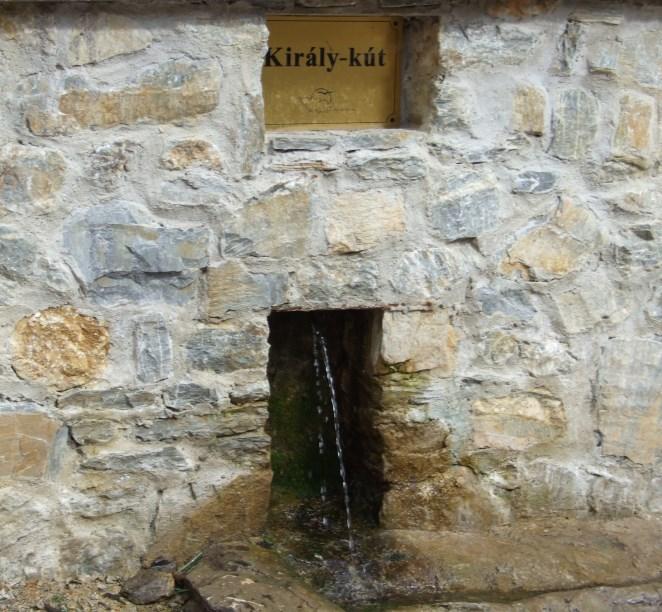 Király-kút A kémiai vizsgálatok alapján a forrás vize jó minőségű. A forrás kőfoglalatba épített, gyakran látogatott. Környezete rendezett, a pihenést szolgáló berendezések épek.
