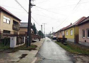 Viszont a szintvonallal párhuzamosan futó utcáknál a telek lejtése számottevő. Ezeknél a telkeknél az épületet célszerű a terepre ültetve, a lejtésnek megfelelő szinteltolással tervezni.