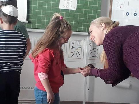 112 Bauer Zita és Gonda Judit 9. kép Szeretnéd megérinteni?