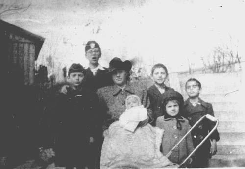 Megvan a hatodik (1942). Tévedés ne essék: én vagyok a (szemből nézve) balszélső! Két bérletem volt: a stadionba, mert akkoriban a NAC ronggyá vert mindenkit, még a világhírű Fradit is.