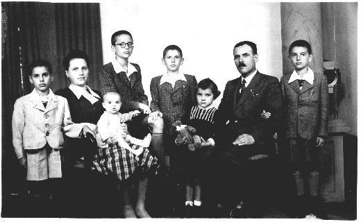 1943, a teljes család. Kivételesen jobbszélsőt játszottam. Egyszer csak lázas levelezés indult. Apunak, aki iskolaigazgató volt, igazolnia kellett árja származását.