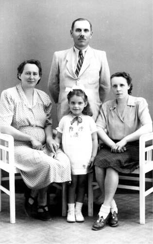 Lajos bácsi, Lujza néni, Manci néni és Gabi. Erőteljesen rozsdásodó agyam nehezen kaparja össze az emlékeket.