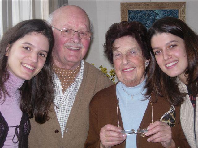 Camille és Thérèse két unokájukkal: