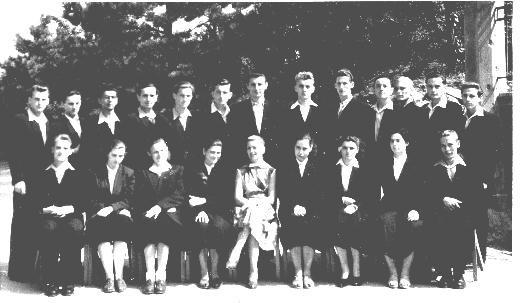 XII. Az Oleg Kosevoj Szovjetösztöndíjas Iskola Kezdem azzal, hogy a neve kissé hamis, mert ebben az intézményben az Oleg Kosevoj Szovjetösztöndíjas Iskolában nemcsak szovjetösztödíjasokat okítottak,