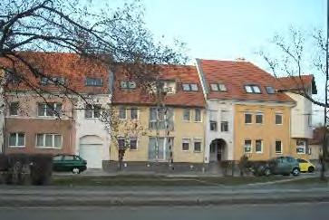 kiszélesedését (ma benzinkút), a házsorok hajlatait, vagy a Berényi úti beépítési vonalat elemezzük. A megmaradt néhány, igen réginek tűnő, nádtetős hosszúház is a 200 évvel ezelőtti állapot tanúja.