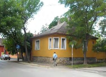 Tetőzetben, tömegjátékban, nyílásrendszerben, burkolatban, színezésben nem ismerik el a kialakult fogalmát.