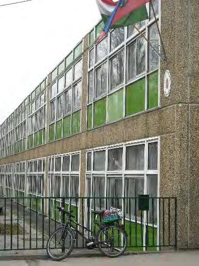 iskola épült. Székesfehérváron is a lakótelepi iskolák jelentős része ezzel a technológiával készült. Ezek egyikében, az 1987-ben átadott Hétvezér Általános Iskolában tanulnak e városrész kisdiákjai.