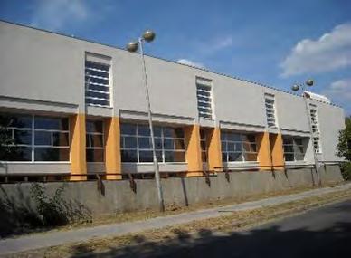 Az épület építészeti megoldásai tükrözik, hogy tervezője a tanulmányait az ipari formatervezés területén kezdte.