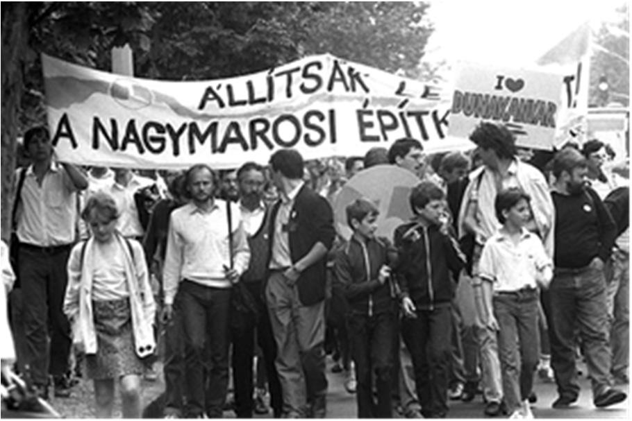 11. A feladat Magyarország piacgazdaságra való áttérésével kapcsolatos. Rendelje a megadott ábrákhoz, képhez és táblázathoz a szövegek logikailag hozzájuk leginkább illő aláhúzott részeit!