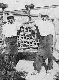 Az egykori Hungária Gőztéglagyár Nárai dolgozói E napon, 1945.