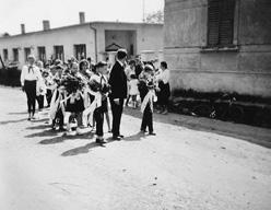 1924. október 16-án a m. kir. Vallás és Közoktatásügyi miniszter értesítette az elöljáróságot, hogy mint nem állami tanszemélyzet nyugdíjazási alap részére a község r. k. jellegű elemi iskola után kettő fő elemi tanító után az 1923-as évre 192 korona nyugdíjjárulék befizetését írta elő, 26 korona havi befizetésben.