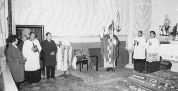 38 Az új festést kapott templomot szenteli a püspök az asszisztenciával A templomon a következő nagyobb felújítás 1988-1991 között volt, ezen munkálatok 2 200 000 Ft-ba kerültek.