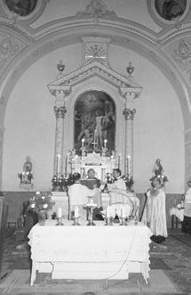 A főoltár jobb oldalán egy Mária-szobor, bal oldalán pedig egy Jézus Szíve-szobor van elhelyezve a falon.