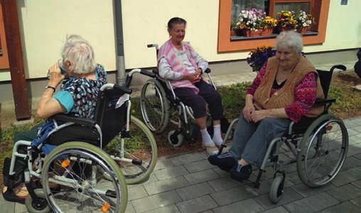 Reichenbergerné Anita Kotánné Kovács Tímea 10 éves tagsága alkalmából emlékérmet vesz át A Fényszaruiak Baráti Egyesülete augusztus 14-én kora este a Petőfi Sándor Művelődési Ház és Könyvtár