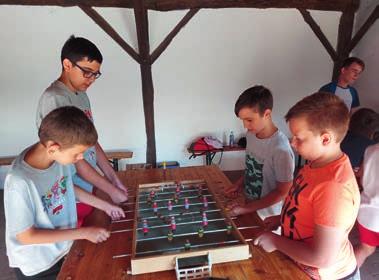 A NERF csatát, ahol a játékosoknak műanyag pisztolyból kilőtt szivacslövedékekkel kell egymást eltalálni a hat éves kislányok ugyanolyan odaadással,