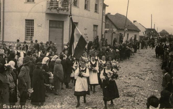 délnyugati sávját a magyar határ mentén: Érsekújvárral, Ungvárral, Beregszásszal és Munkáccsal.