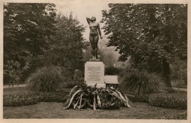 zsákocskát helyeztek el. Az emlékművet 1945-ben eltávolították. A MAGYAR FÁJDALOM SZOBRA. Az angol Emile Guilleaume alkotása, Lord Rothermere ajándéka. A Szabadság téren állították fel 1932.