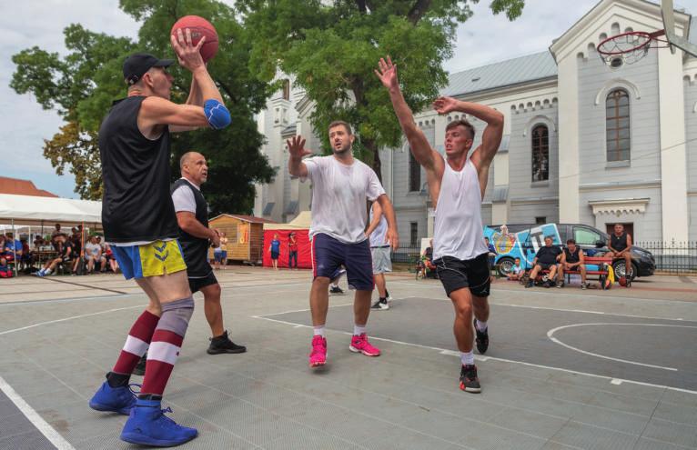 4 (Folytatás a 3. oldalról.) A slambucfőző verseny közben a Bocskai téren elkezdődött az I. HTE Streetball Jam.