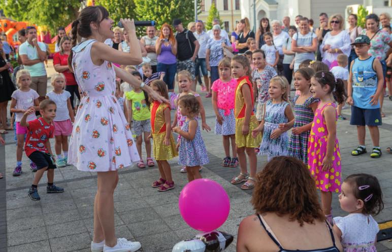 Hogyan telt a nyár? A nyarunk mozgalmas, főleg az augusztus. Tele vagyunk bulikkal és városi rendezvényekkel.