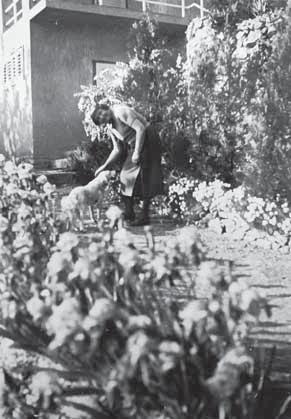 KI TERVEZTE GÁBOR JENŐ FESTŐMŰVÉSZ PÉCSI NYARALÓJÁT? 14. Macus az 1934-es nyaraló előtt Magángyűjtemény (fotó: Gábor Jenő) 15.