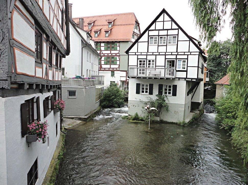 Sigmaringen történelmi városmagját uralja a kastély, ahol turistacsoportok várnak az idegenvezetőre, mert egyénileg a belső helyiségek nem látogathatóak.