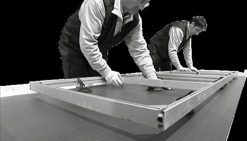 31. ábra Nagy méretű Kerlite lap mozgatása 32. ábra Tapadókoronggal ellátott alumínium keret A 100x300 cm-es és a 120x260 cm-es táblák két személy által az erre alkalmas tartókerettel mozgatható.