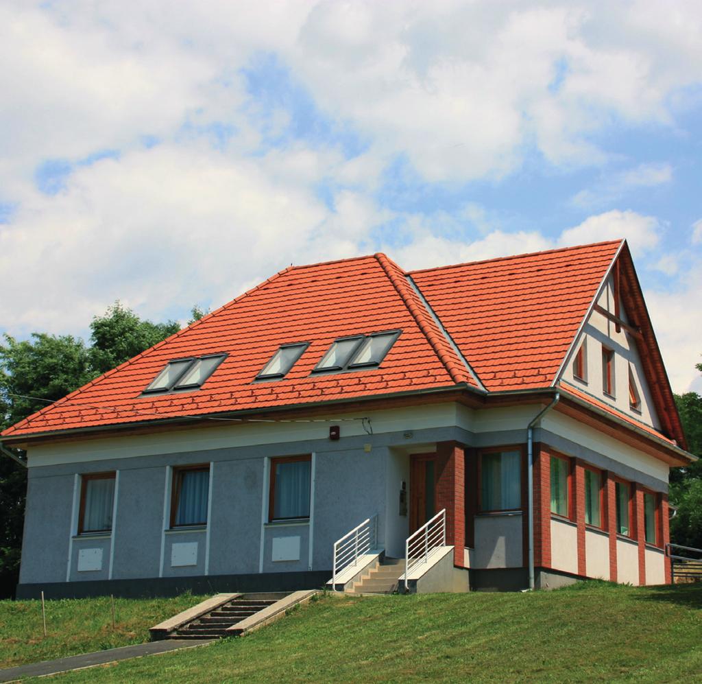 Az épület földszintjén a társalgó és a konyha, valamint egy