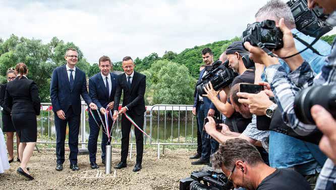 De a Mahart-PassNave KFT-vel és a polgármester asszonnyal közösen sikerült elérnünk, hogy újra van hajó kikötője Szobnak fogalmazott az ünnepélyes megnyitón Rétvári Bence, az Emmi parlamenti